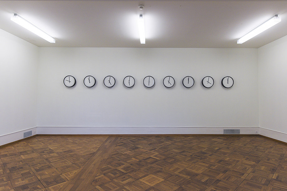 Vue d’exposition Parkett 2, CentrePasquArt 2016, Timepieces (Solar System), 2014, Horloges modifiées, 45 cm Ø chacune, Courtesy the artist, photo : Julie Lovens.